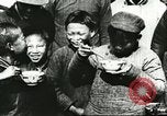 Image les enfants pauvres Chine, 1932, de la seconde 58 séquences d'archives historiques vidéo 65675066268