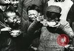 Image les enfants pauvres Chine, 1932, de la seconde 59 séquences d'archives historiques vidéo 65675066268