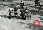 Image les enfants pauvres Chine, 1932, de la seconde 8 séquences d'archives historiques vidéo 65675066272