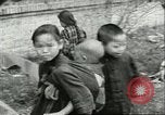 Image les enfants pauvres Chine, 1932, de la seconde 24 séquences d'archives historiques vidéo 65675066272