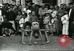 Standbild Straßenkünstler China, 1932, aus Sekunde 18 historischem Filmmaterial Videoclip 65675066298