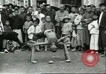 Standbild Straßenkünstler China, 1932, aus Sekunde 20 historischem Filmmaterial Videoclip 65675066298
