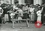 Standbild Straßenkünstler China, 1932, aus Sekunde 29 historischem Filmmaterial Videoclip 65675066298