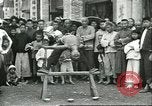 Standbild Straßenkünstler China, 1932, aus Sekunde 31 historischem Filmmaterial Videoclip 65675066298