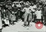 Standbild Straßenkünstler China, 1932, aus Sekunde 42 historischem Filmmaterial Videoclip 65675066298