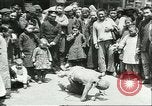Standbild Straßenkünstler China, 1932, aus Sekunde 56 historischem Filmmaterial Videoclip 65675066298