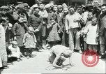 Standbild Straßenkünstler China, 1932, aus Sekunde 57 historischem Filmmaterial Videoclip 65675066298