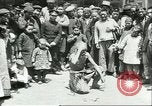 Standbild Straßenkünstler China, 1932, aus Sekunde 61 historischem Filmmaterial Videoclip 65675066298