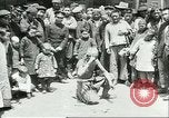 Standbild Straßenkünstler China, 1932, aus Sekunde 62 historischem Filmmaterial Videoclip 65675066298