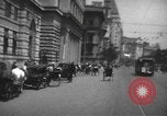 Immagine di Shanghai 1920s frenetica città scene di strada Shanghai in Cina, 1928, secondo 4 filmato di repertorio 65675066301