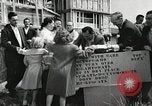 Standbild amerikanische Bürger San Bruno California USA, 1956, aus Sekunde 11 historischem Filmmaterial Videoclip 65675066314
