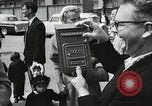 Standbild amerikanische Bürger San Bruno California USA, 1956, aus Sekunde 17 historischem Filmmaterial Videoclip 65675066314