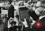 Standbild amerikanische Bürger San Bruno California USA, 1956, aus Sekunde 18 historischem Filmmaterial Videoclip 65675066314