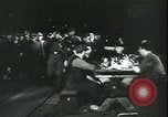 Standbild Deutsche Kriegsarbeiter in der Munitionsfabrik Deutschland, 1944, aus Sekunde 5 historischem Filmmaterial Videoclip 65675066373