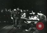 Standbild Deutsche Kriegsarbeiter in der Munitionsfabrik Deutschland, 1944, aus Sekunde 6 historischem Filmmaterial Videoclip 65675066373