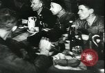 Standbild Deutsche Kriegsarbeiter in der Munitionsfabrik Deutschland, 1944, aus Sekunde 8 historischem Filmmaterial Videoclip 65675066373