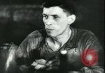 Standbild Deutsche Kriegsarbeiter in der Munitionsfabrik Deutschland, 1944, aus Sekunde 10 historischem Filmmaterial Videoclip 65675066373
