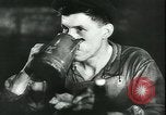 Standbild Deutsche Kriegsarbeiter in der Munitionsfabrik Deutschland, 1944, aus Sekunde 11 historischem Filmmaterial Videoclip 65675066373