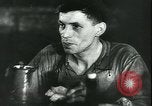 Standbild Deutsche Kriegsarbeiter in der Munitionsfabrik Deutschland, 1944, aus Sekunde 12 historischem Filmmaterial Videoclip 65675066373
