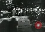 Standbild Deutsche Kriegsarbeiter in der Munitionsfabrik Deutschland, 1944, aus Sekunde 18 historischem Filmmaterial Videoclip 65675066373