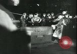 Standbild Deutsche Kriegsarbeiter in der Munitionsfabrik Deutschland, 1944, aus Sekunde 21 historischem Filmmaterial Videoclip 65675066373