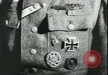 Standbild Deutsche Kriegsarbeiter in der Munitionsfabrik Deutschland, 1944, aus Sekunde 29 historischem Filmmaterial Videoclip 65675066373
