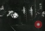Standbild Deutsche Kriegsarbeiter in der Munitionsfabrik Deutschland, 1944, aus Sekunde 30 historischem Filmmaterial Videoclip 65675066373