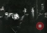 Standbild Deutsche Kriegsarbeiter in der Munitionsfabrik Deutschland, 1944, aus Sekunde 31 historischem Filmmaterial Videoclip 65675066373