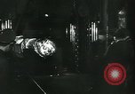 Standbild Deutsche Kriegsarbeiter in der Munitionsfabrik Deutschland, 1944, aus Sekunde 32 historischem Filmmaterial Videoclip 65675066373