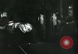Standbild Deutsche Kriegsarbeiter in der Munitionsfabrik Deutschland, 1944, aus Sekunde 33 historischem Filmmaterial Videoclip 65675066373