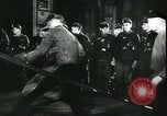 Standbild Deutsche Kriegsarbeiter in der Munitionsfabrik Deutschland, 1944, aus Sekunde 35 historischem Filmmaterial Videoclip 65675066373