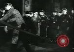 Standbild Deutsche Kriegsarbeiter in der Munitionsfabrik Deutschland, 1944, aus Sekunde 36 historischem Filmmaterial Videoclip 65675066373