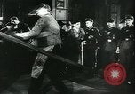 Standbild Deutsche Kriegsarbeiter in der Munitionsfabrik Deutschland, 1944, aus Sekunde 37 historischem Filmmaterial Videoclip 65675066373