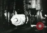 Standbild Deutsche Kriegsarbeiter in der Munitionsfabrik Deutschland, 1944, aus Sekunde 38 historischem Filmmaterial Videoclip 65675066373
