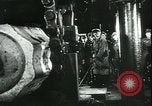 Standbild Deutsche Kriegsarbeiter in der Munitionsfabrik Deutschland, 1944, aus Sekunde 45 historischem Filmmaterial Videoclip 65675066373