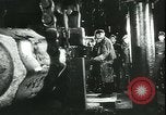 Standbild Deutsche Kriegsarbeiter in der Munitionsfabrik Deutschland, 1944, aus Sekunde 47 historischem Filmmaterial Videoclip 65675066373