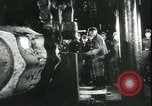 Standbild Deutsche Kriegsarbeiter in der Munitionsfabrik Deutschland, 1944, aus Sekunde 48 historischem Filmmaterial Videoclip 65675066373