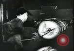 Standbild Deutsche Kriegsarbeiter in der Munitionsfabrik Deutschland, 1944, aus Sekunde 57 historischem Filmmaterial Videoclip 65675066373