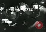 Standbild Deutsche Kriegsarbeiter in der Munitionsfabrik Deutschland, 1944, aus Sekunde 61 historischem Filmmaterial Videoclip 65675066373
