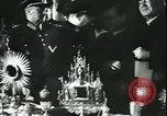 Standbild katholische Reliquien Zweiten Weltkrieg in  Polen Kowel Polen, 1944, aus Sekunde 8 historischem Filmmaterial Videoclip 65675066375