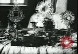 Standbild katholische Reliquien Zweiten Weltkrieg in  Polen Kowel Polen, 1944, aus Sekunde 11 historischem Filmmaterial Videoclip 65675066375