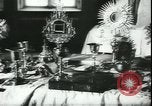 Standbild katholische Reliquien Zweiten Weltkrieg in  Polen Kowel Polen, 1944, aus Sekunde 12 historischem Filmmaterial Videoclip 65675066375
