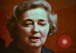 Immagine di Helen Hollis curatore dello Smithsonian riproduce il XVIII secolo clavicembalo Washington DC USA, 1972, secondo 1 filmato di repertorio 65675066414