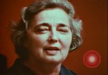 Immagine di Helen Hollis curatore dello Smithsonian riproduce il XVIII secolo clavicembalo Washington DC USA, 1972, secondo 3 filmato di repertorio 65675066414