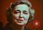 Immagine di Helen Hollis curatore dello Smithsonian riproduce il XVIII secolo clavicembalo Washington DC USA, 1972, secondo 6 filmato di repertorio 65675066414