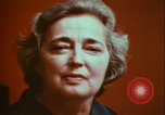 Immagine di Helen Hollis curatore dello Smithsonian riproduce il XVIII secolo clavicembalo Washington DC USA, 1972, secondo 8 filmato di repertorio 65675066414
