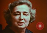 Immagine di Helen Hollis curatore dello Smithsonian riproduce il XVIII secolo clavicembalo Washington DC USA, 1972, secondo 9 filmato di repertorio 65675066414