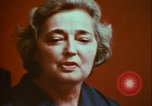 Immagine di Helen Hollis curatore dello Smithsonian riproduce il XVIII secolo clavicembalo Washington DC USA, 1972, secondo 10 filmato di repertorio 65675066414