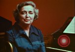 Immagine di Helen Hollis curatore dello Smithsonian riproduce il XVIII secolo clavicembalo Washington DC USA, 1972, secondo 13 filmato di repertorio 65675066414