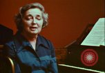 Immagine di Helen Hollis curatore dello Smithsonian riproduce il XVIII secolo clavicembalo Washington DC USA, 1972, secondo 14 filmato di repertorio 65675066414